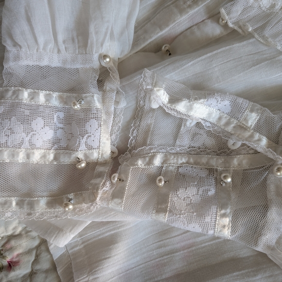 Delicate White Ruffle Lace Button-Up Blouse - Picture 7 of 9